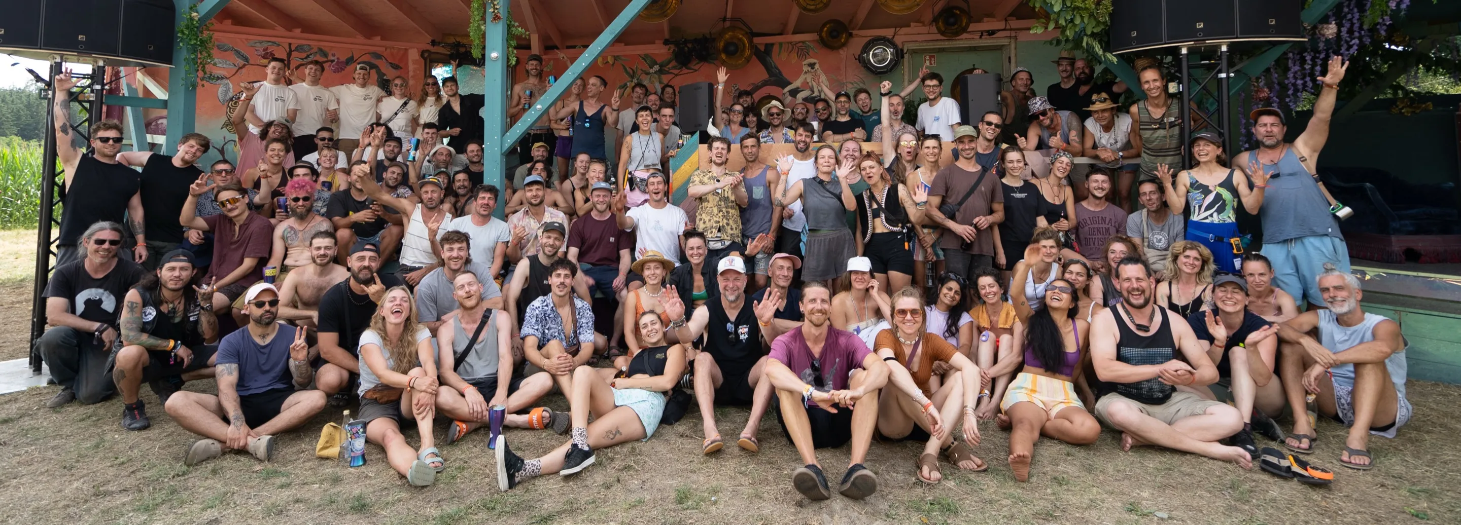 Die Crew und Volunteers des Nektar Festivals 2026 vor der B&uuml;hne