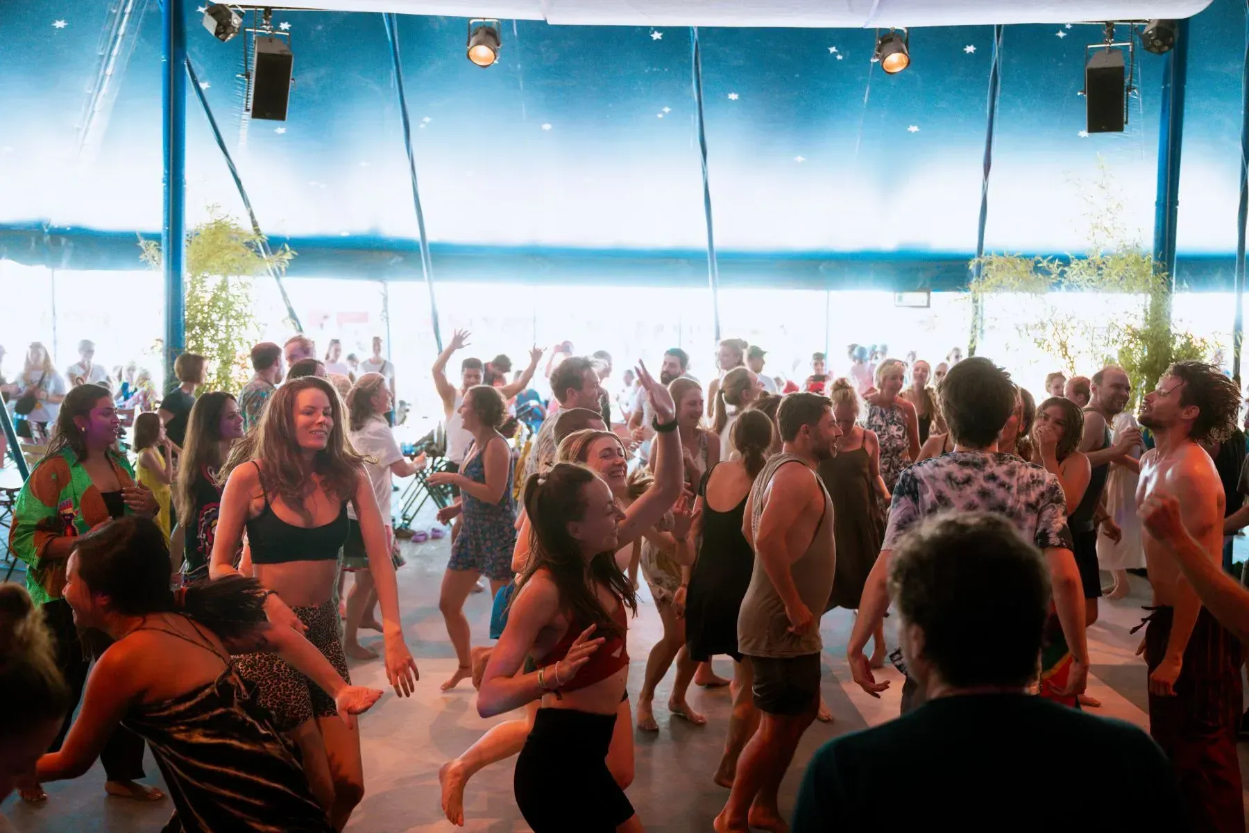 Volles Zirkuszelt am Tollwood, die Menge tanzt barfu&szlig;